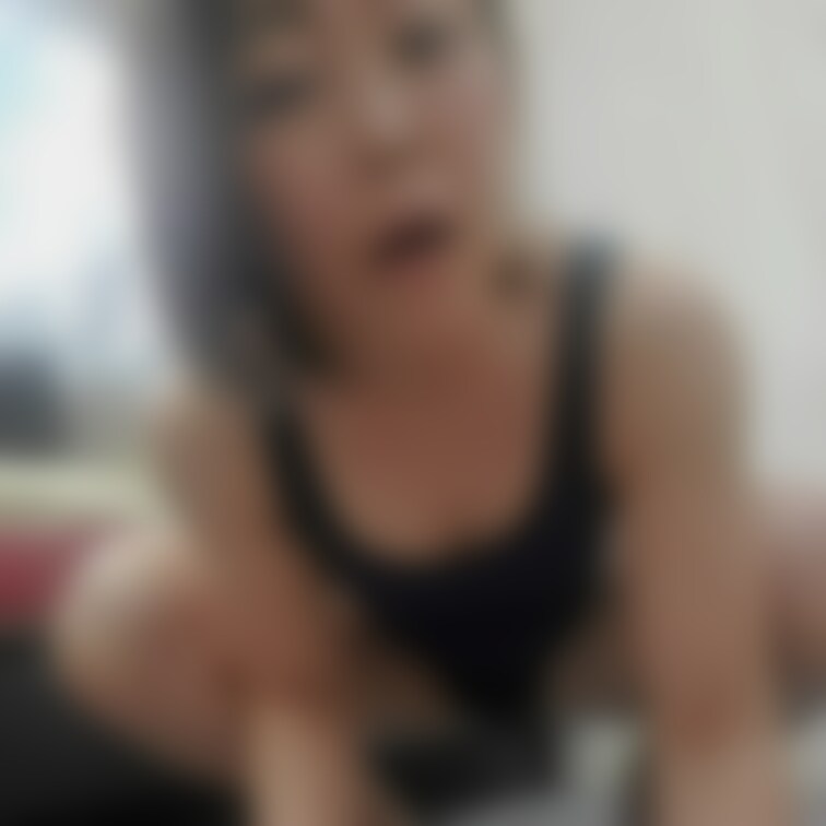 熟女のスク水姿！
罰ゲームみたいなことになってる？
いやいや
楽しんで着てますよ😅

お股に穴が…
動き気を
