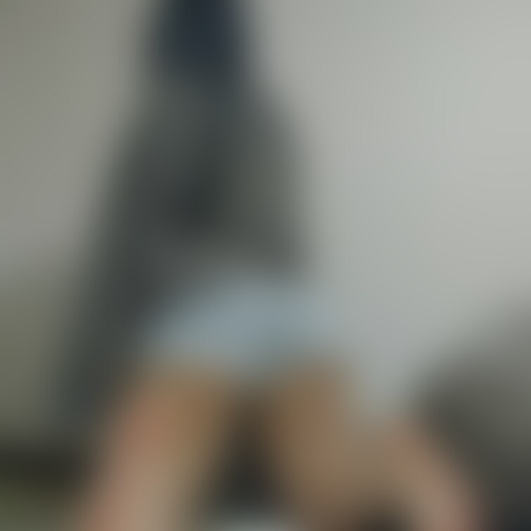 他人の家でおしり出して写真撮る子