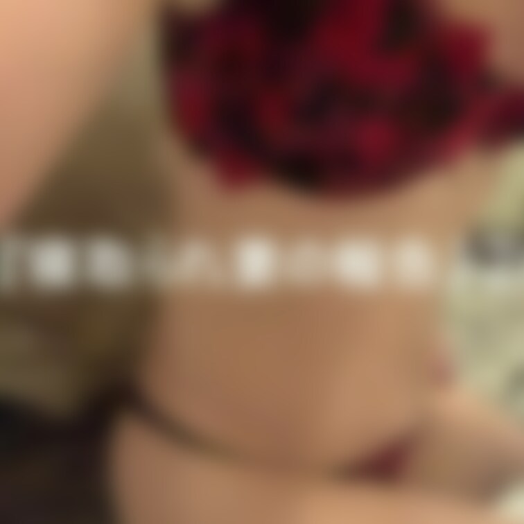 『寝取れ妻の報告』②

カメラの正面で足を広げられ後ろから執拗に乳首を責められてる妻…

そんな状況を実況するよ