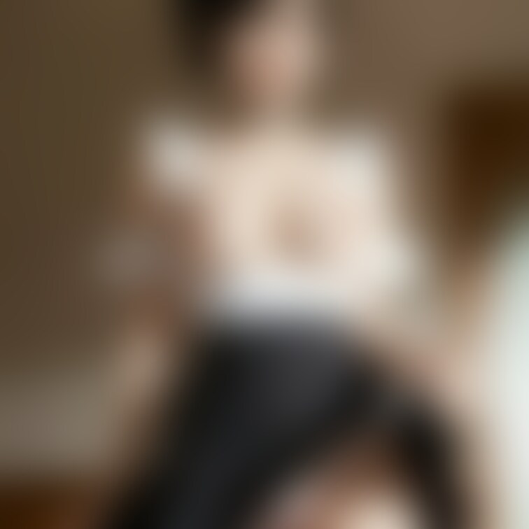 クラシックなメイド服に身を包んだ小春💖 レースのディテールと優しい表情が織りなす特別なひとときをお届けします🌙✨

