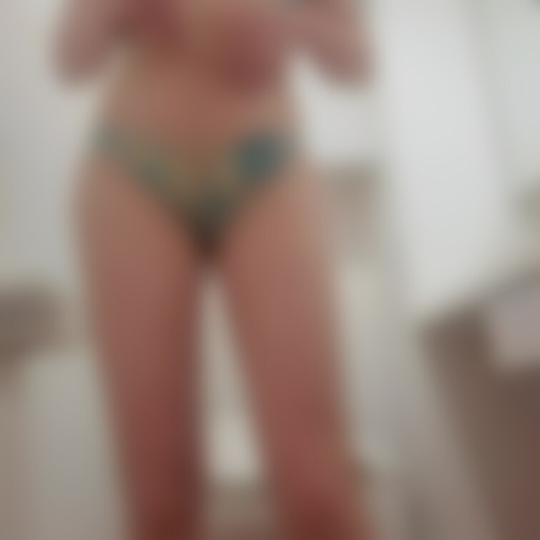 おしっこするぞ〜
じょ〜💦💦💦

たくさん食べて
お腹出てる🤣
リアルな姿😅