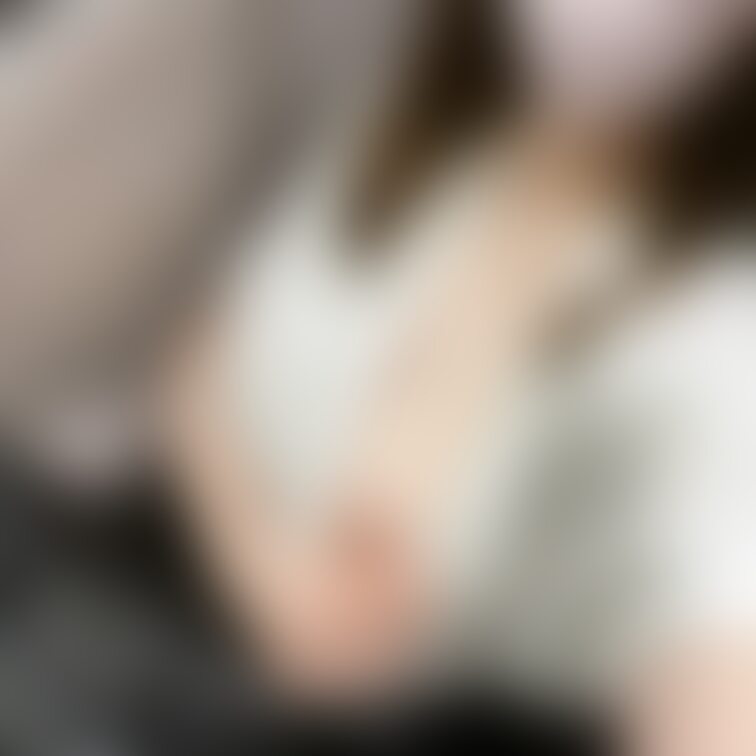 もし電車でHカップの乳首を丸出しにしている新卒の女の子がいたらどうしますか...？