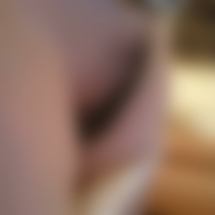 パンティをすらして陰毛を見るのもいいものです👍