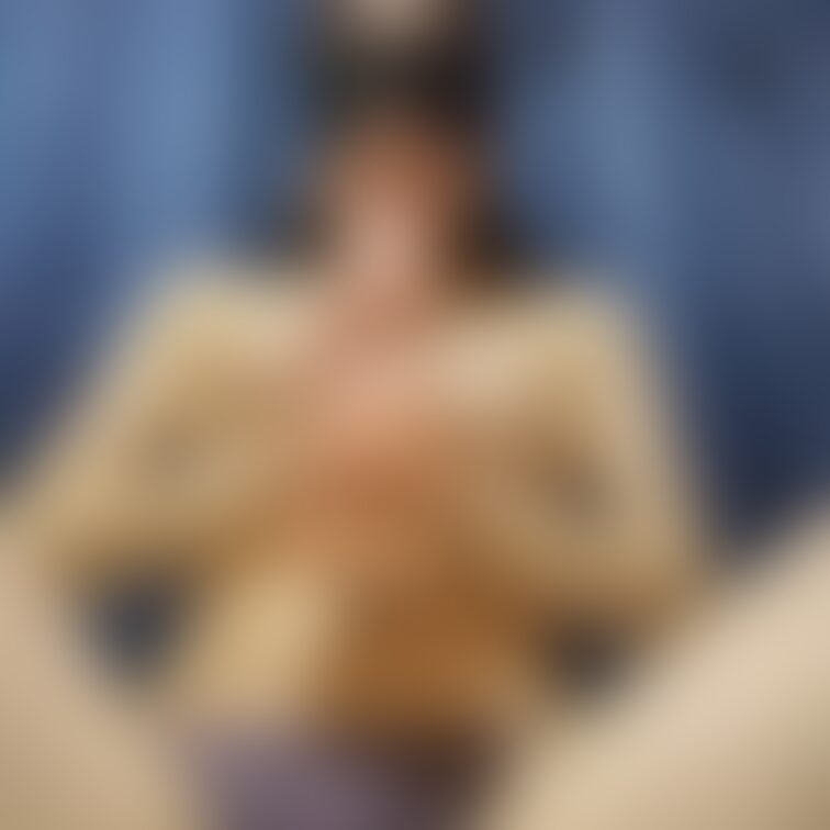 ちくびで勃起したデカチ○コを思いっきり咥えて唾液まみれにしてジュボジュボ大きい音立てながら激しく吸いつきたい…