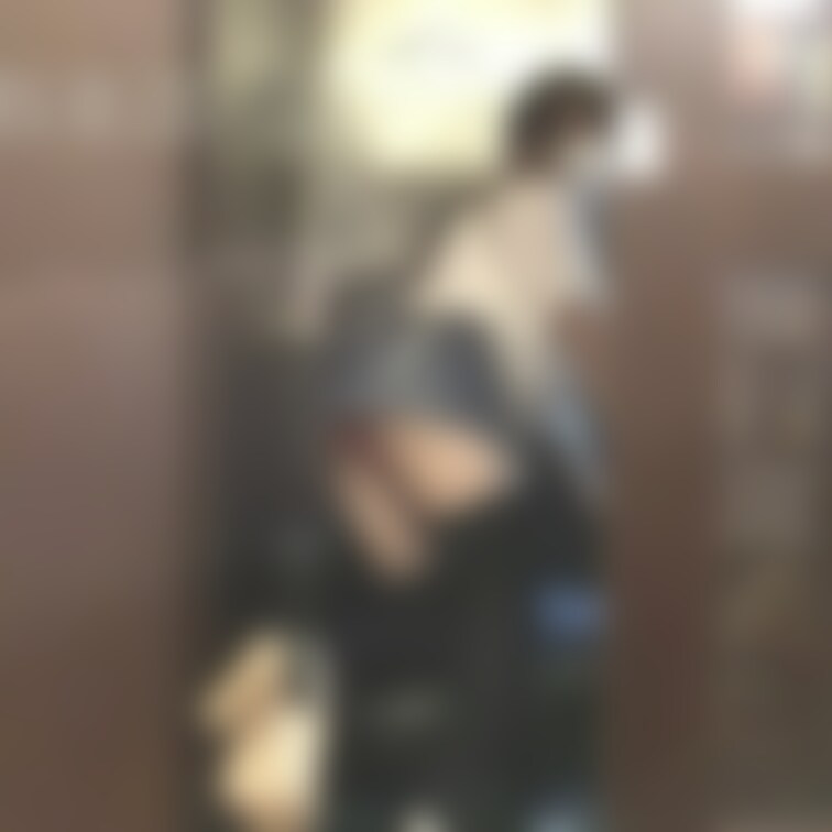 3年ぐらい前の動画です㊙️ドア全開で露出してたら入店してきた男性が通過😮ディルド入ってる赤いTバックなお尻を思いっきり見