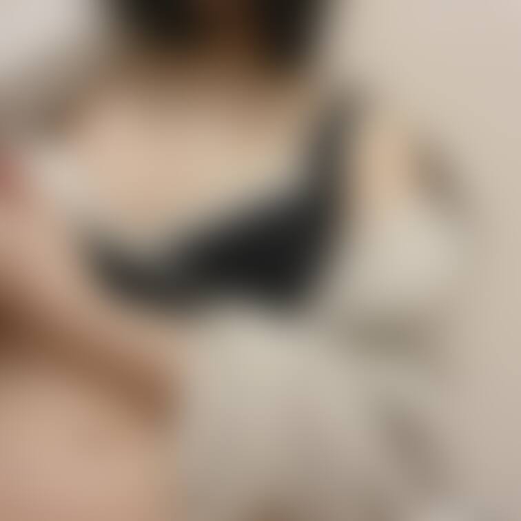 新しいブラが届いたので脱ぎ脱ぎしました📸マタニティブラが届いたのでちょっと撮影してみました✨授乳できるようにおっぱいのと
