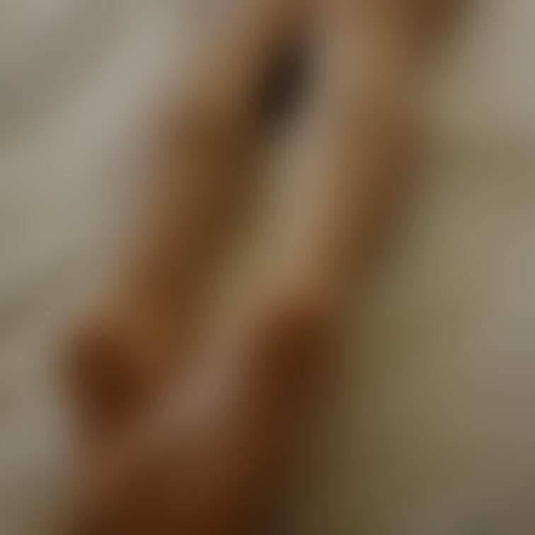 27歳美人女子アナ系デリヘル嬢の第2弾。メチャクチャ美人で予約困難な嬢のお尻から脚、足裏までを撮影したものです。同じよう