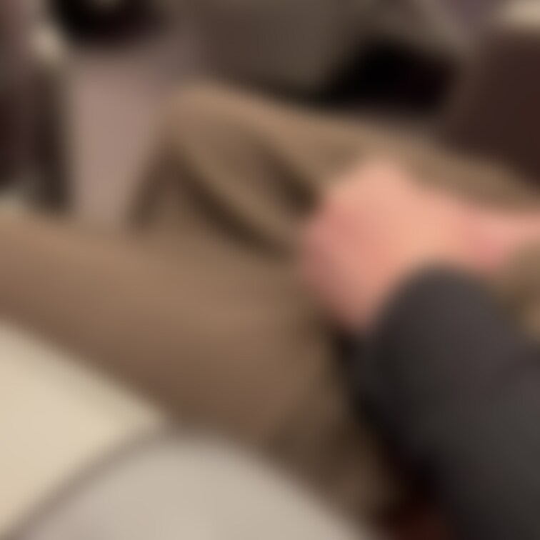 やっぱ隣同士だとこんなことしちゃうよねえ
彼女は指を置いておけば自分で気持ちのいいところ動かしてくれるので 楽しいです