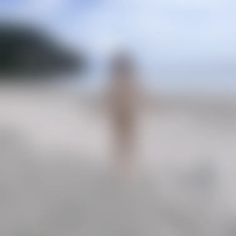 海でビキニ風のヒモをつけてます！遠くからじゃバレないかな？ part1