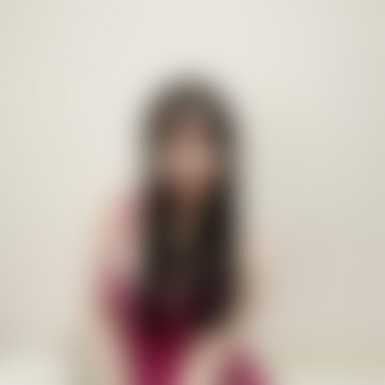 こんにちは~ 咲雪華奈です❄️
いつも愛用してる紫下着着ました💜
すごくセクシーなデザインで
体の曲線もくっ