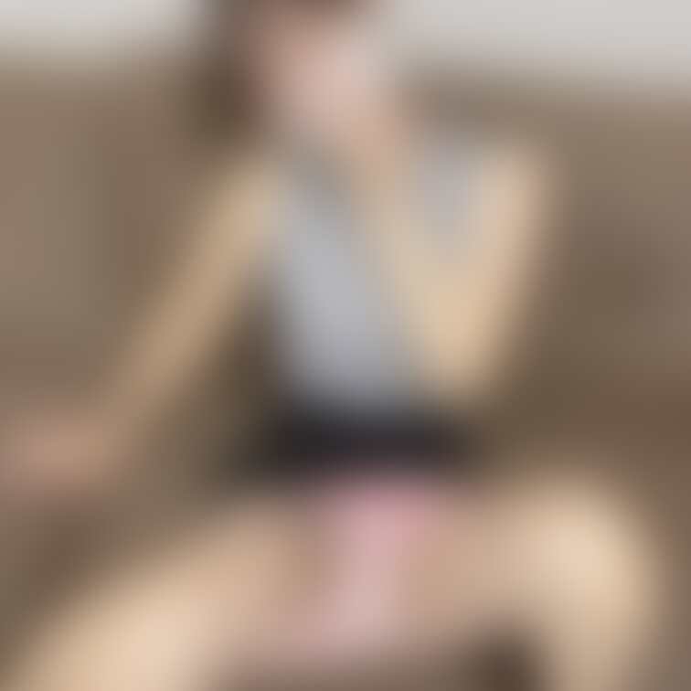 こんなポ-ズさせて何がしたいの?🤭
What do you want to do with a pose li