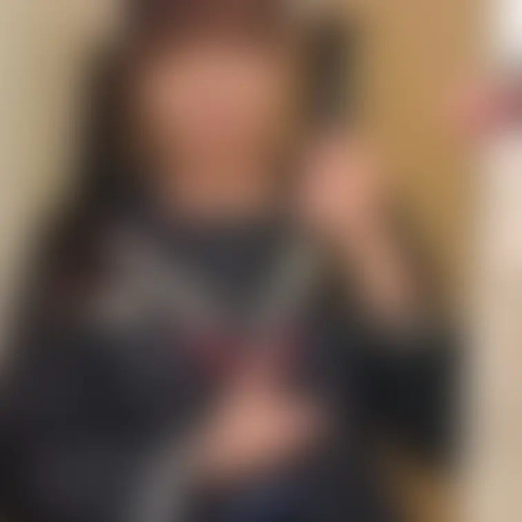 美人さんが鏡ごしにパンティ見せてくれてます。
パンティは白