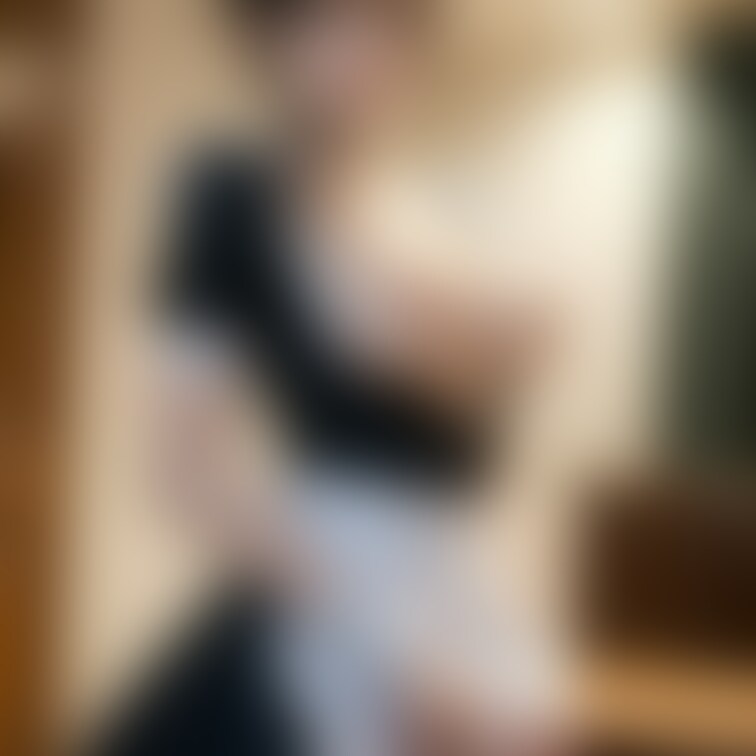 クラシックなメイド服に身を包んだ小春💖 レースのディテールと優しい表情が織りなす特別なひとときをお届けします🌙✨

