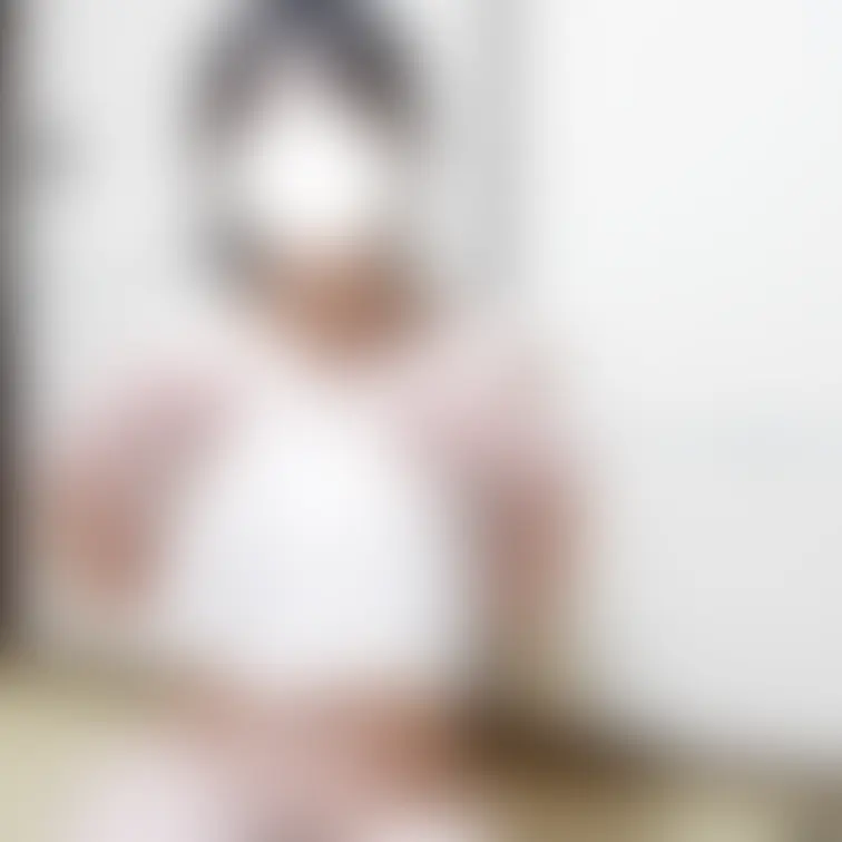 弥生の全裸パーティー兼公開撮影での一コマ。乳首隠してヘア隠さず。いろんなもので乳首を隠してみました。今回は水で濡らしたテ