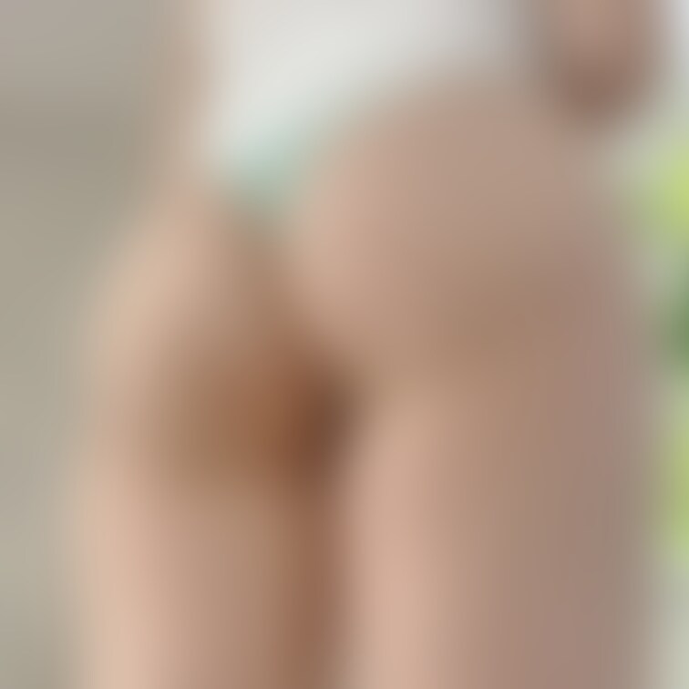 丸見えだー☺️✨
もうほぼお尻だね💕
Tバックって引き締められるから苦手な人も多いみたいだけど
私は好きだなー