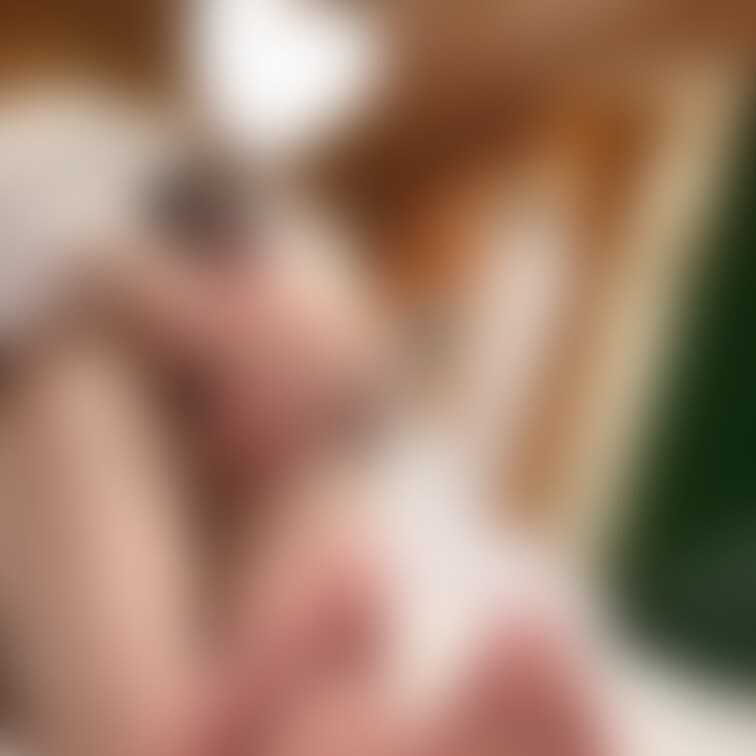 脱ぎたてでベタベタだけど、
舐めてくださいますか?