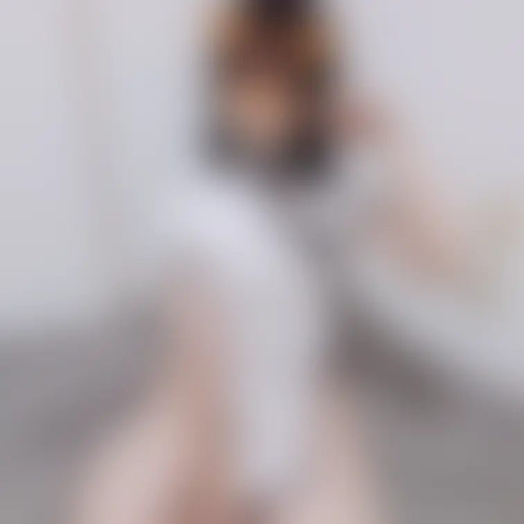 すわりチャイナ＆足裏みせ＆振り返り後ろ姿🌟

丈短め＆衣装小さめだからボタン外れたり、いろいろ見えちゃいそうで、、