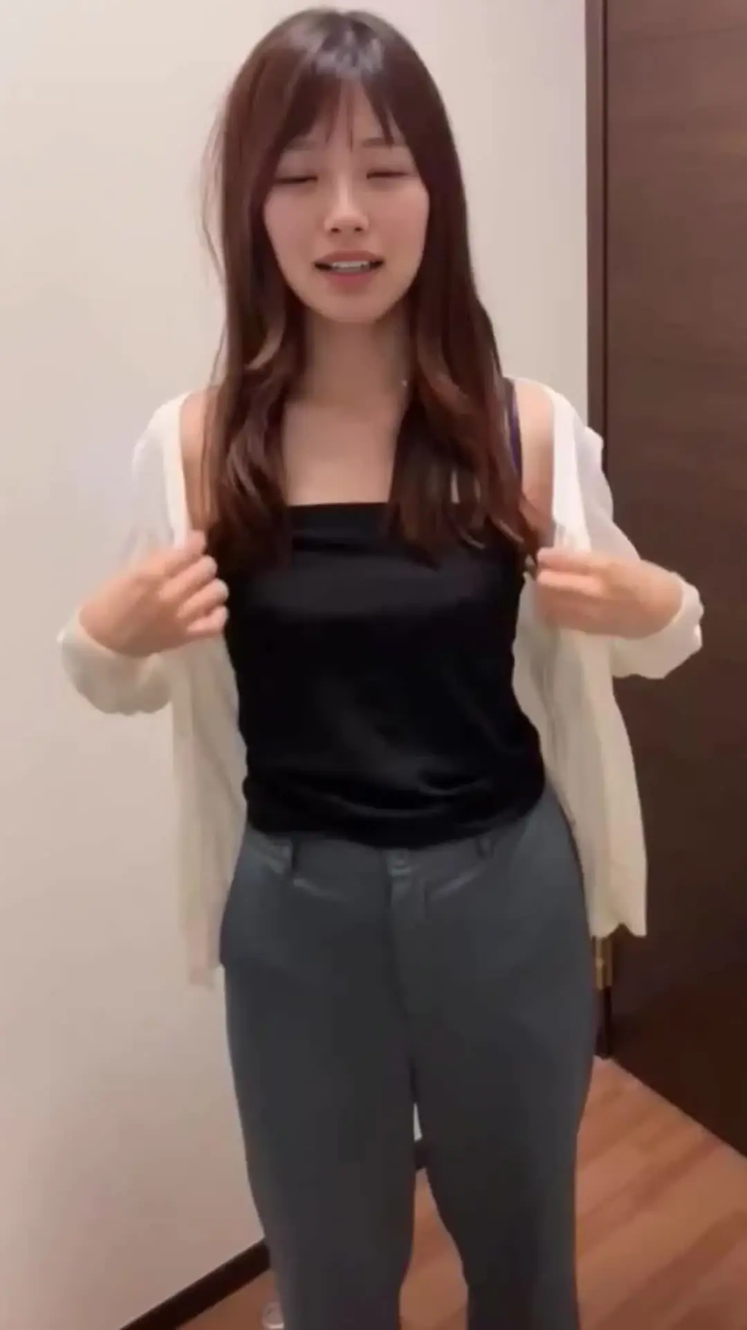 ゆい「結衣です！この動画で初めて、乳首を公開します...！投稿画面でジャンルとタグを選んでてめちゃくちゃ恥ずかしいです🥺良かったらぜひご覧くださいね⭐」の投稿サムネイル