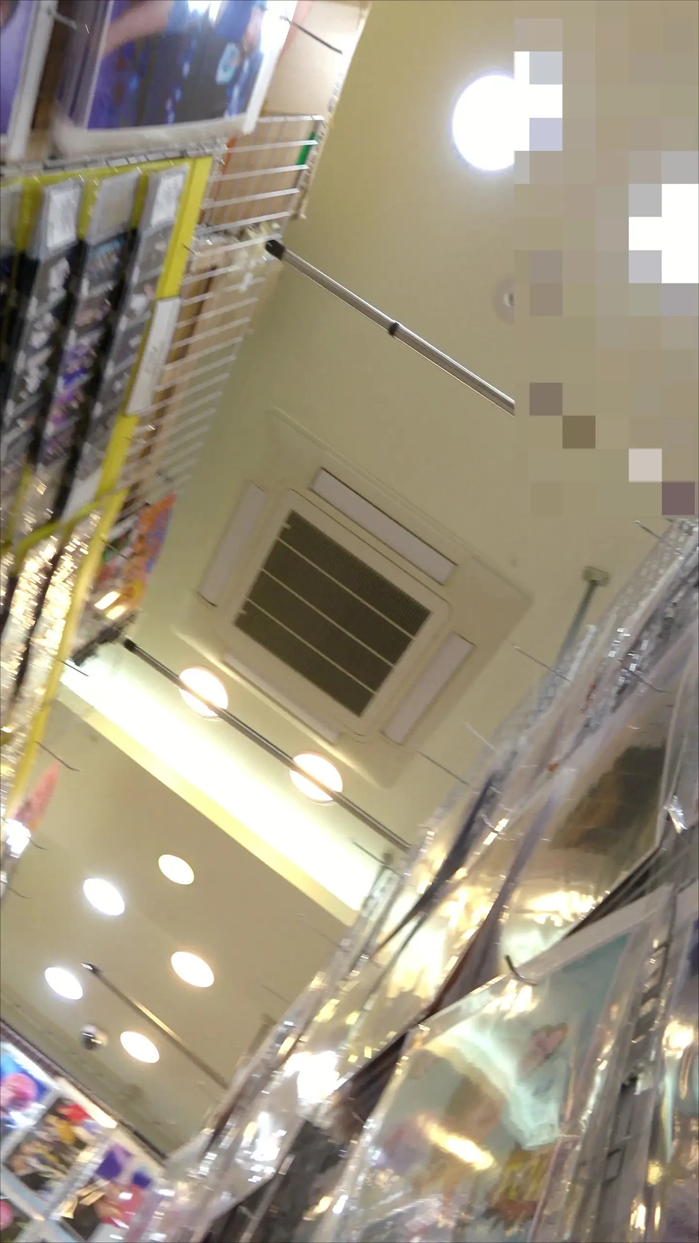 タカ♂生ぱん逆さ撮り📽️パンチラ「ほんのり茶髪。ミニスカで闊歩。 かなりのカースト上位女子！ 生ぱんつでしたので買い物中に同行し、しっかり撮らせてもらいましたｗ」の投稿サムネイル