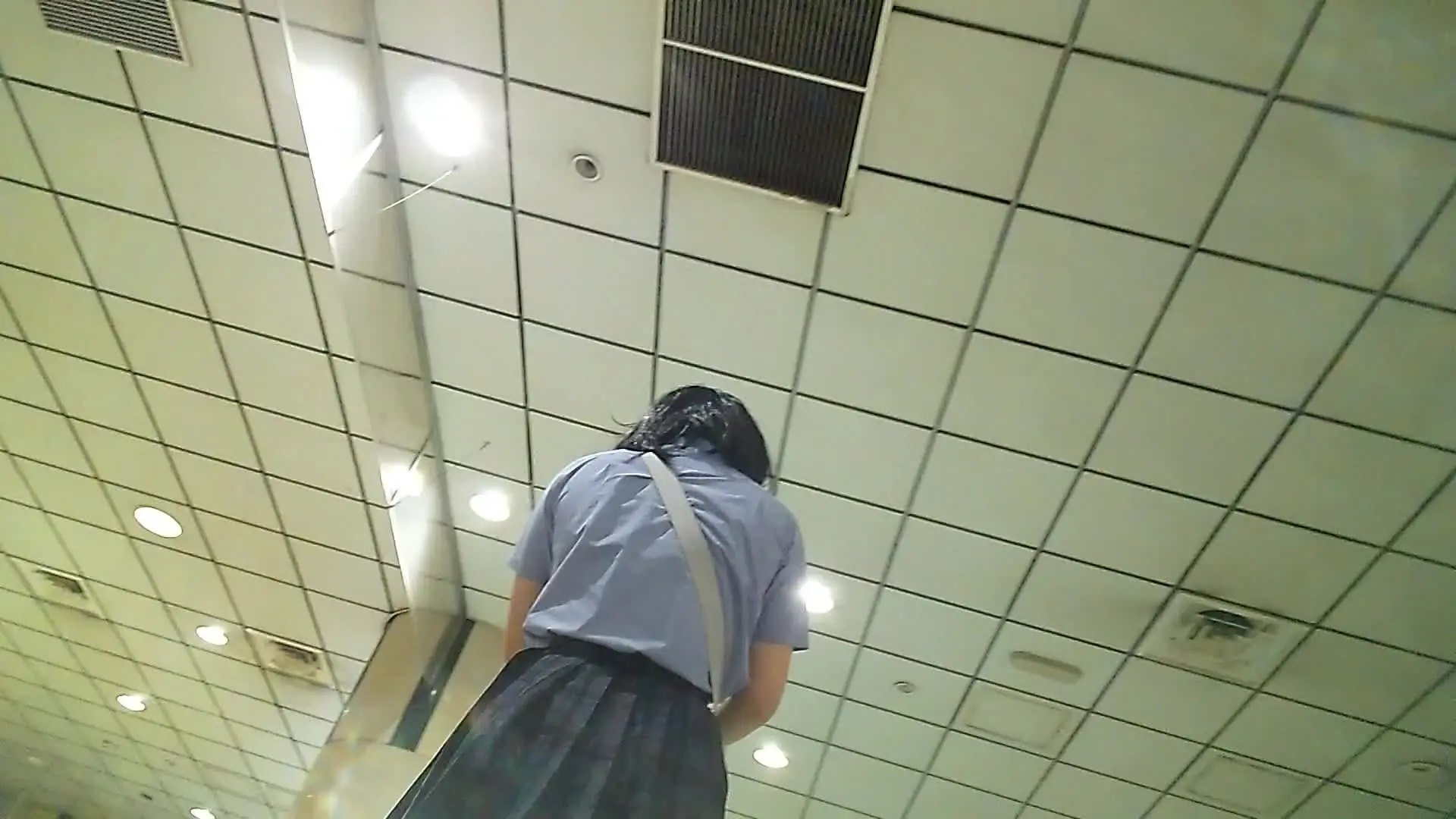【ガチイダク】逆さ撮り100人斬り「【137人目】 もっさりとした可愛い子（顔無し） 脚がスラっと尻がムチっとのミニスカ子。地下鉄の突風に対応できず風ちら白の水玉綿パンの可愛いPがあらわに。無防備」の投稿サムネイル