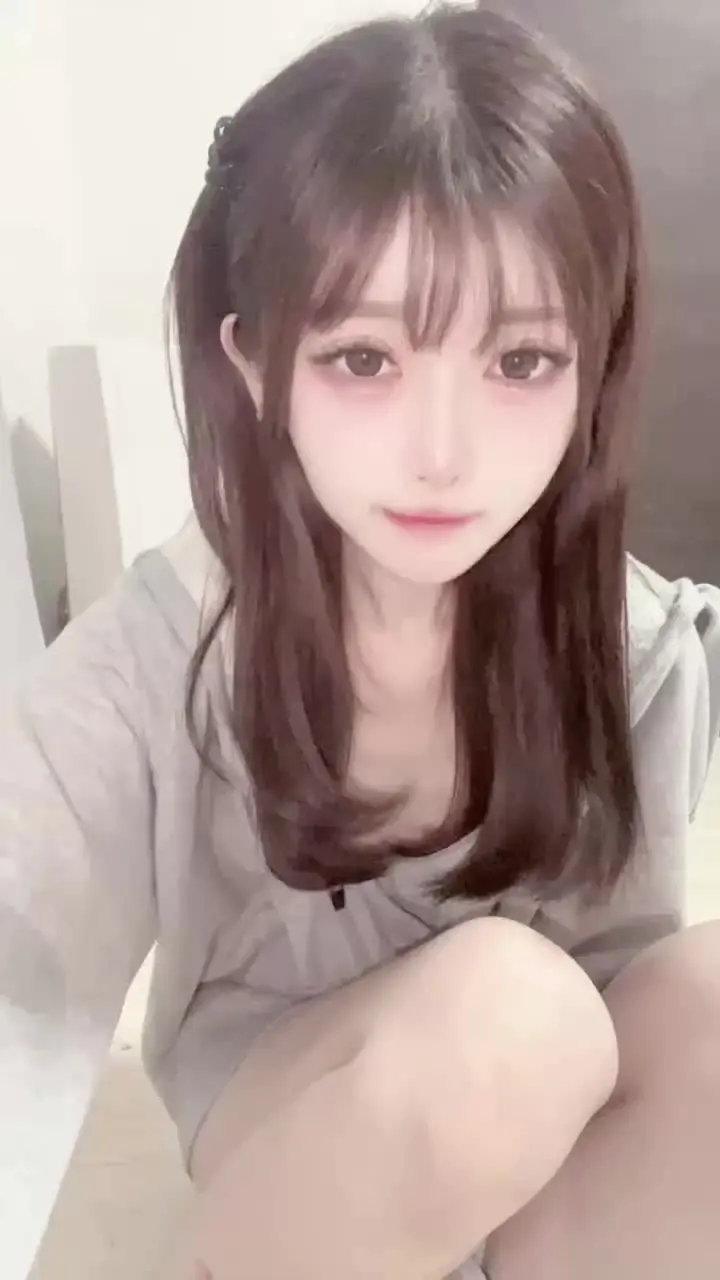 ちなみ「裸パーカー顔出し動画です🐰💕 全部脱いじゃうからえっちしてるところ想像してね💖 ちなたんはえむなので太もも持ち上げられてずぼずぼされるのがすきです🥺💗」の投稿サムネイル