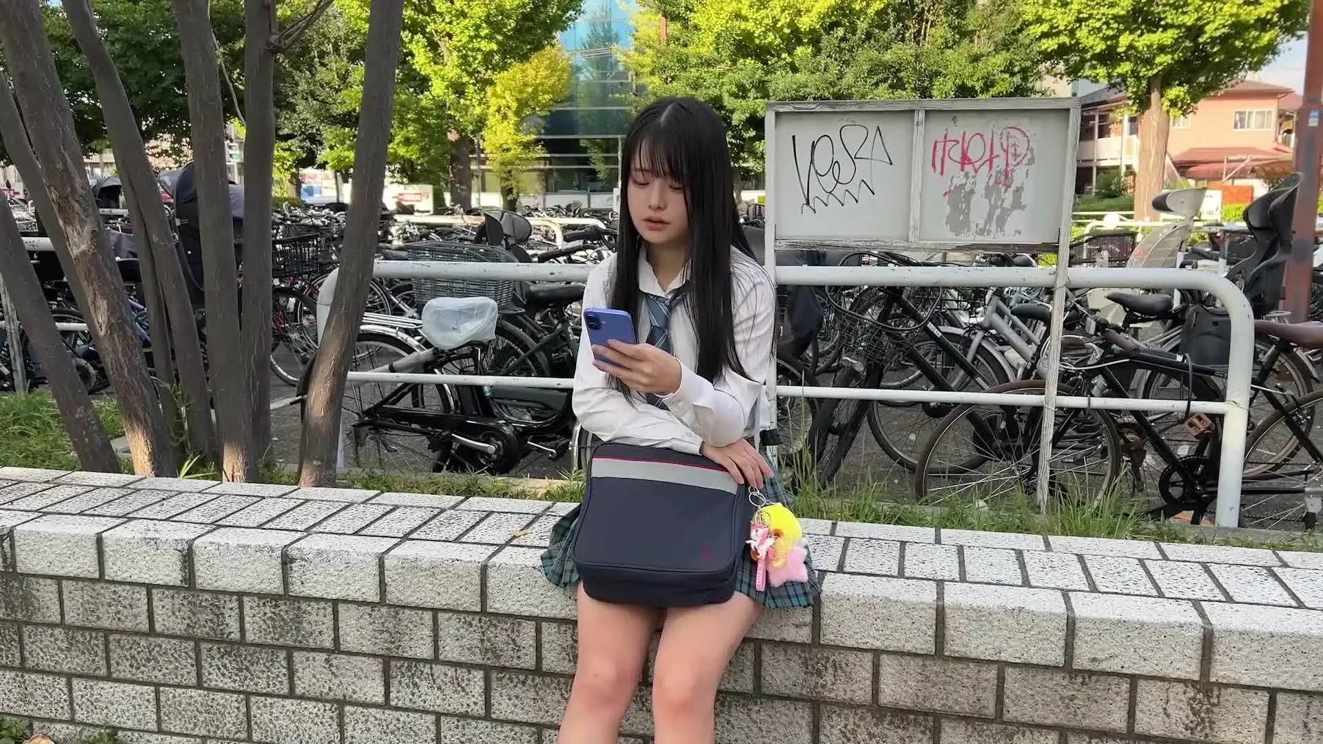 【ガチイダク】逆さ撮り100人斬り「【105人目】　めちゃくちゃかわいい青チェ1人　生P 純白生パン」の投稿サムネイル