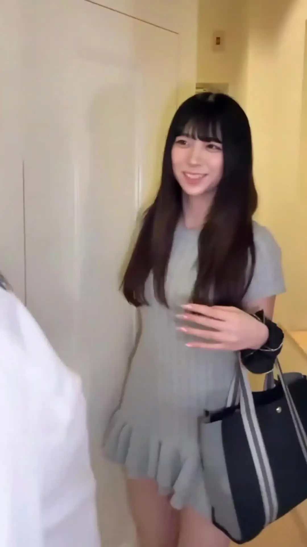 風俗体験ドキュメンタリー【疑似体験レポ】「【プラン加入者限定.】美女デリバリー専門店で極上体験…！スマホ画面いっぱいに広がる容姿端麗な彼女との密着縦長POV」の投稿サムネイル
