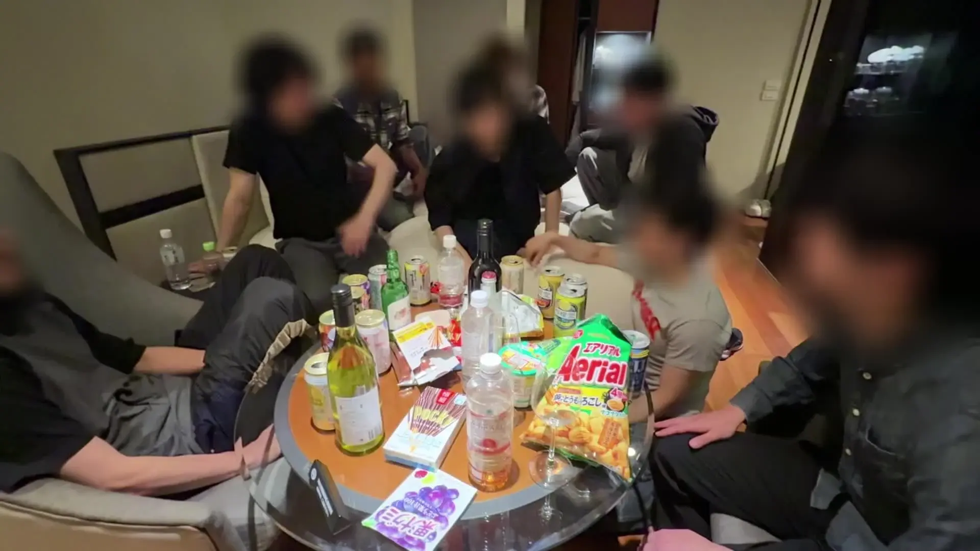 大学生の【裏】日常「Gカップの巨乳美女をなんとか言い訳つくって男が大量に待つホテルに連れて行って、、、」の投稿サムネイル