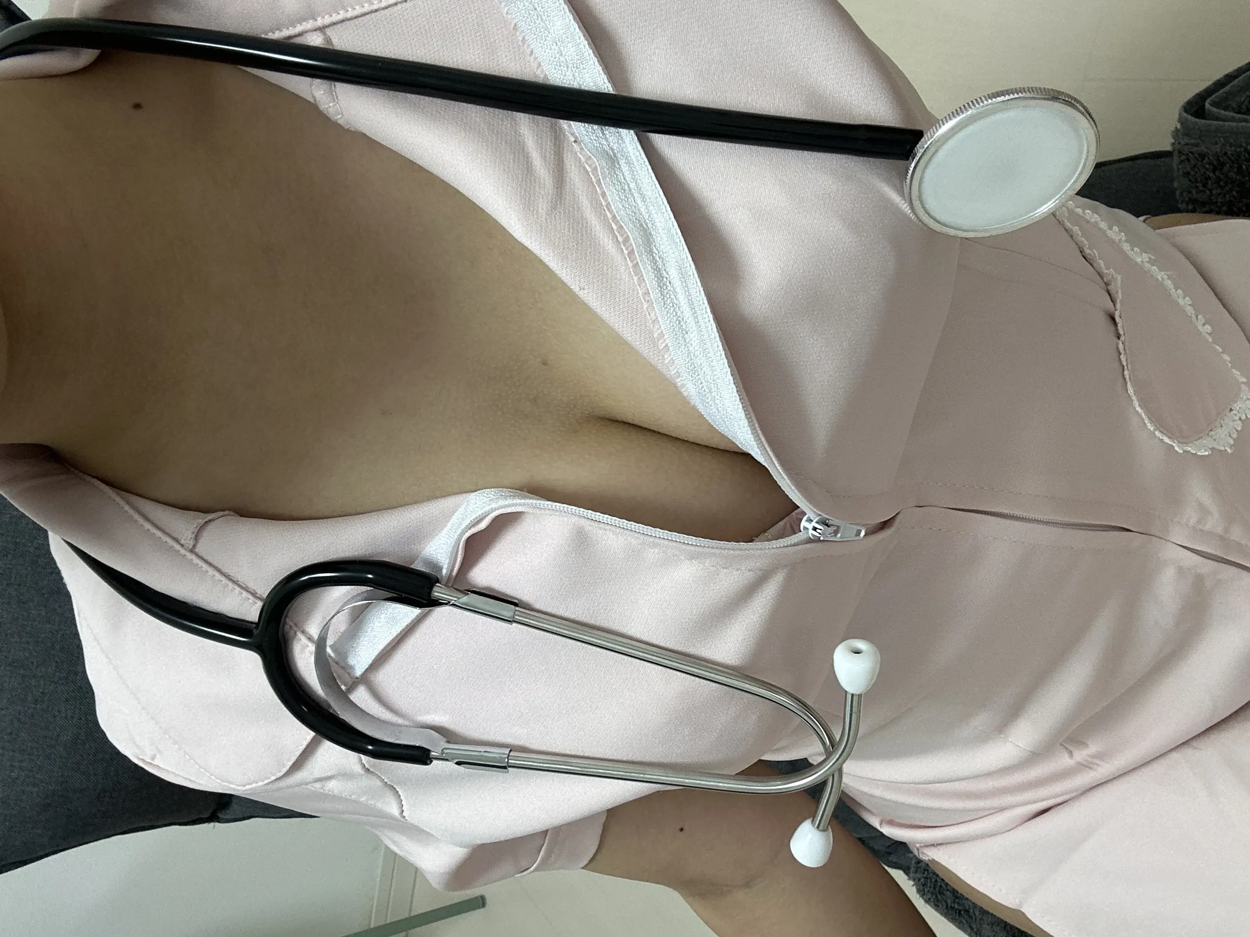 ゆちゃん「ナースコスプレ🏥💕 えっちなお姉さんになれてるかな？？✨✨笑」の投稿サムネイル