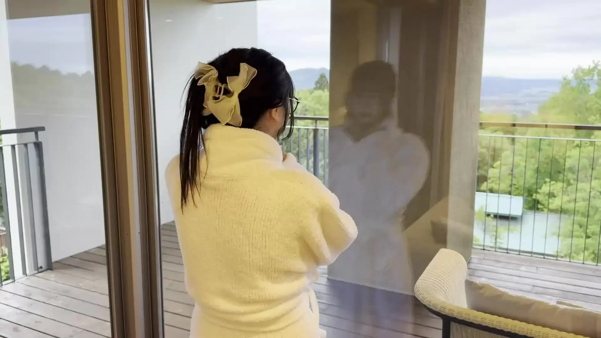 白豚「早朝寝起きにすっぴんで中出しHした時の動画です… 実はこれ、ほんとにすっぴんでメガネ姿のまま撮っちゃったプライベート作品だから、本当に公開するか最後まで迷ってた」の投稿サムネイル
