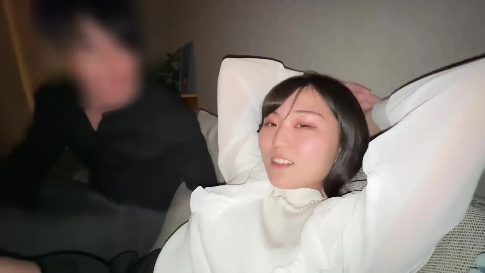 大学生の日常「【カラオケ店員のセフレを男友達に紹介して一緒に回したw】 彼氏と別れて傷心中で、毎晩のようにクラブやマチアプで色んな男とヤリまくってる SEX大好き女と3Pした」の投稿サムネイル