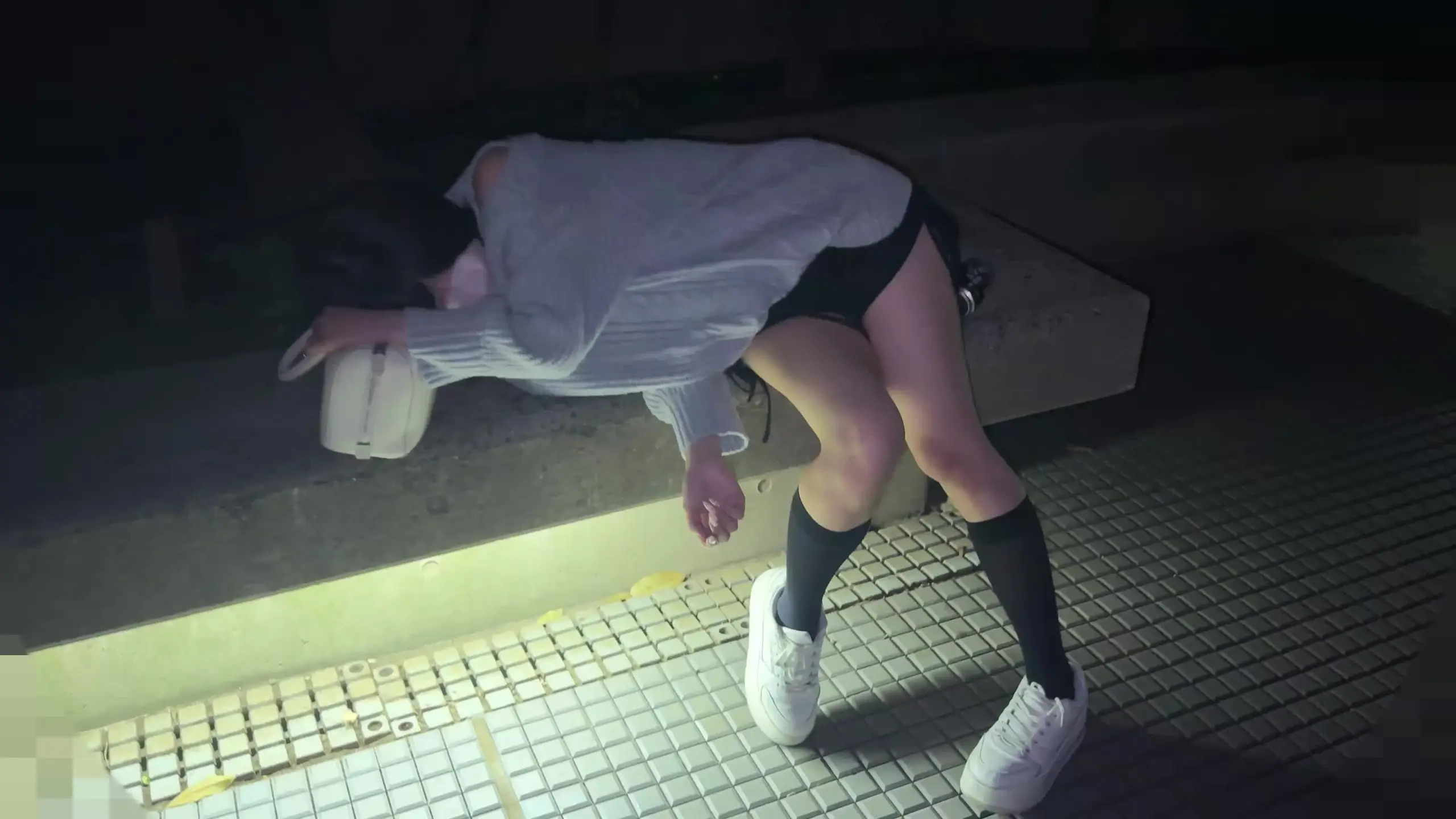 サークル NOTE 👑「【File.04】Fカップ国宝級ギャル　極上スタイル＆衝撃のパイパンを男二人で味わい尽くす　欲望のままWピストン」の投稿サムネイル