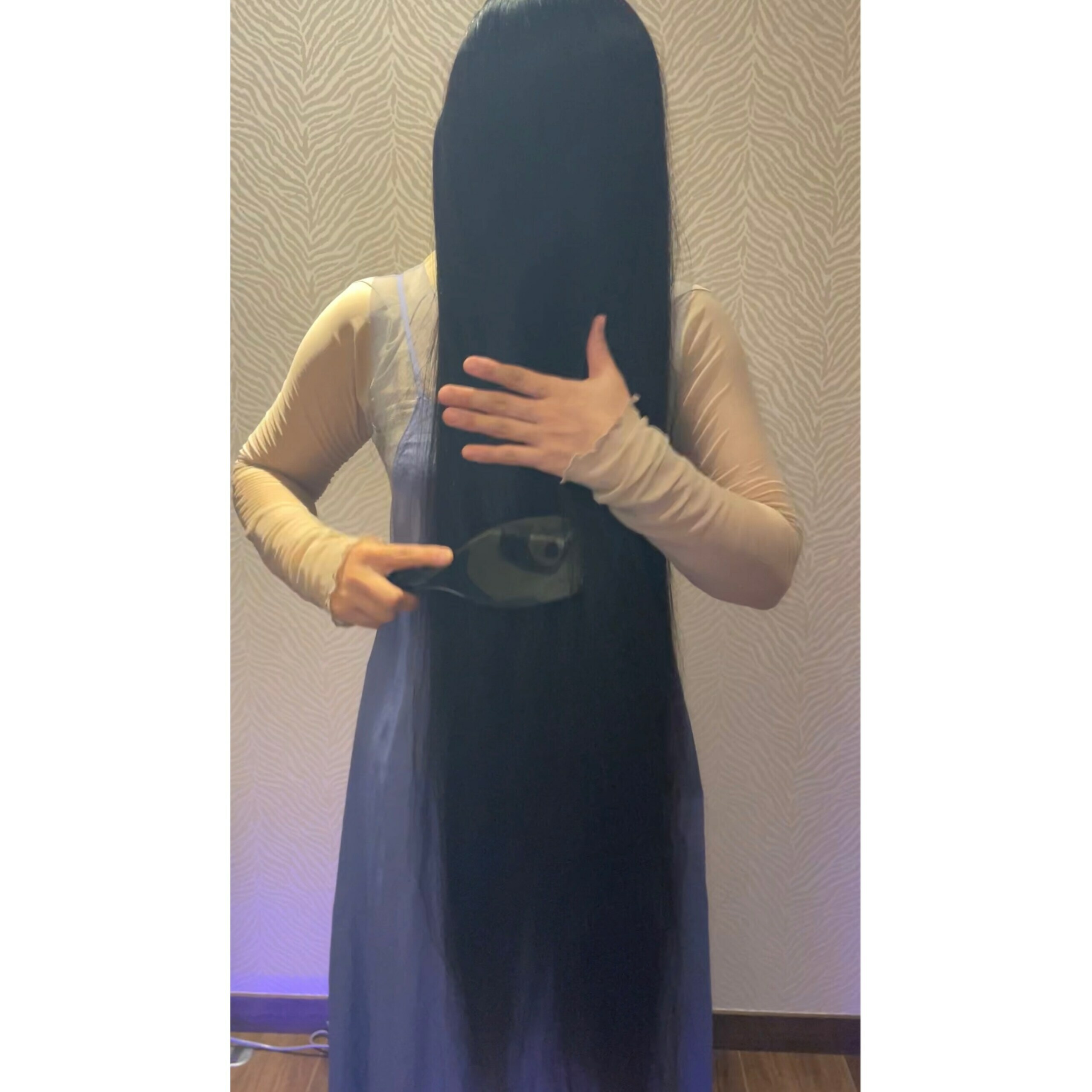 髪フェチ研究会💇🏻‍♀️by さくたん🌸「お尻までのスーパーロングヘア❣️ 立った状態で貞子ブラッシングです💞 ※少し白飛びしてるのでお安くなってます🙇‍♀️ご了承ください。」の投稿サムネイル