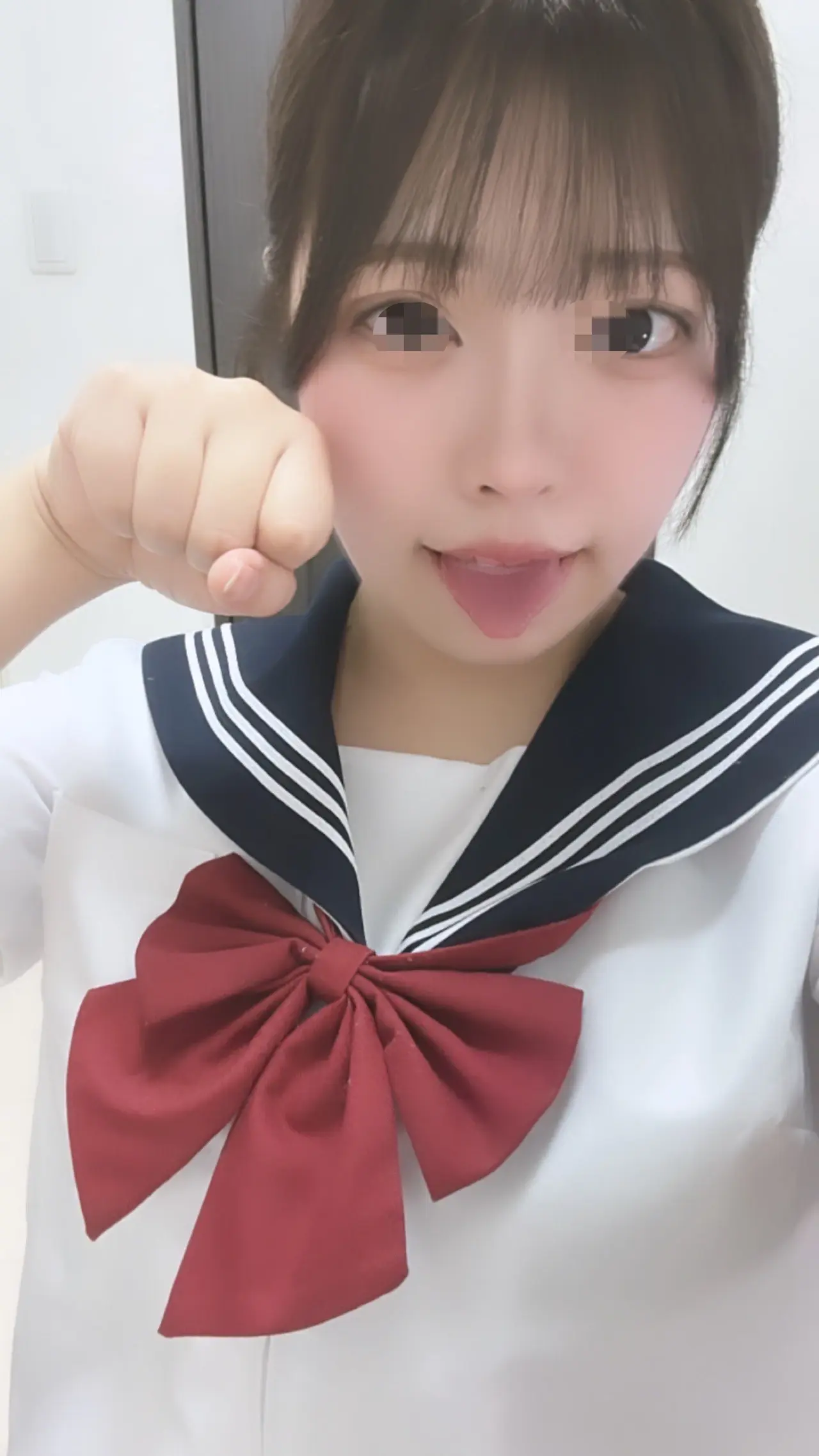 ゆちゃん「制服コス💕初めてセーラー服着た🥺かわいい？ お顔はあまり出したくないからレアかもしれない✨」の投稿サムネイル