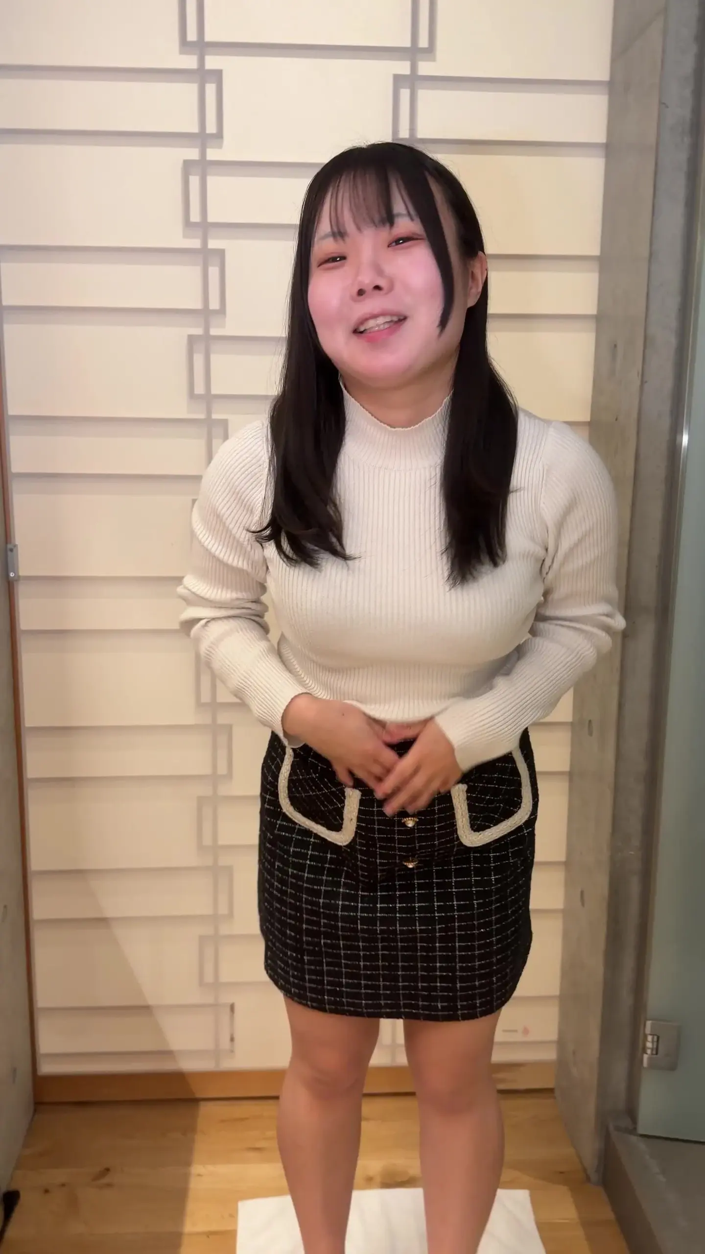 おしっこ女子「※タテ動画になります！ 小柄巨乳で少し地味な感じの子のオシッコ姿っていいですねｗ オシッコの出し方が上手すぎて魅入ってしまいましたｗ」の投稿サムネイル