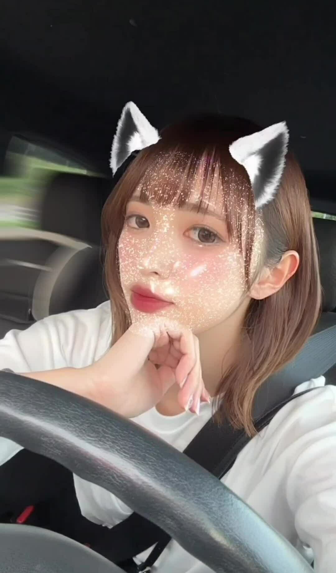 りな「ぱちくりぱちくり👀」の投稿サムネイル