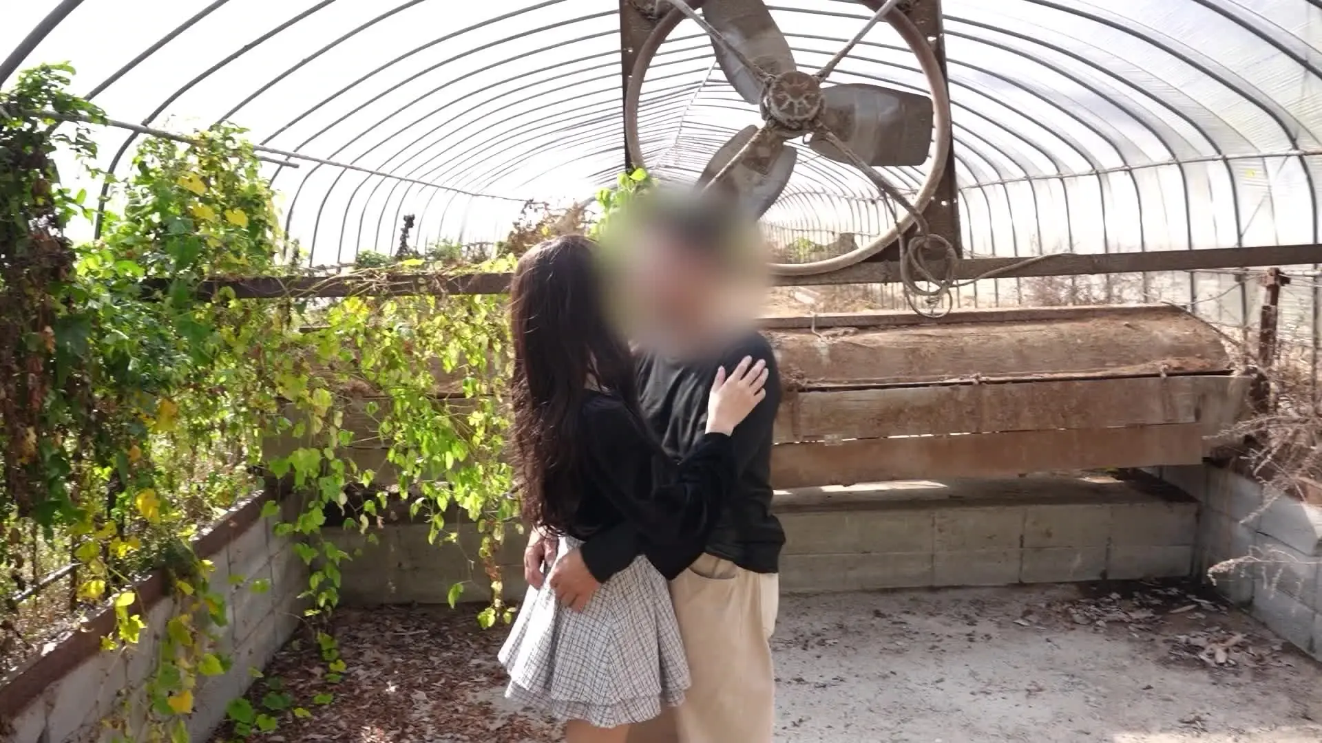 パイおじfamily【⚧️】「“東雲ゆき”山奥の廃墟で野外３Ｐアナルファック！ 男の娘AV女優 “東雲ゆき”が初めての野外露出に興奮してフル勃起しながら、2人の男たちの肉棒をダブルフェラ！」の投稿サムネイル