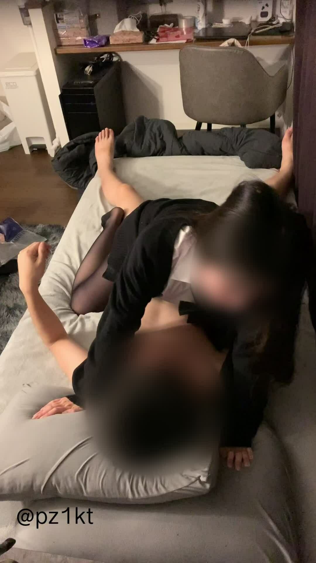 【黒タイツ・パンスト・足フェチ必見】現在特別割引中！「【個人撮影・○○○】 街中でナンパした喘ぎ声が可愛い○○○を家に連れ込んで制服着衣セックスしてきた part4 慣れない騎乗位で頑張って腰振ってる姿がエロい」の投稿サムネイル
