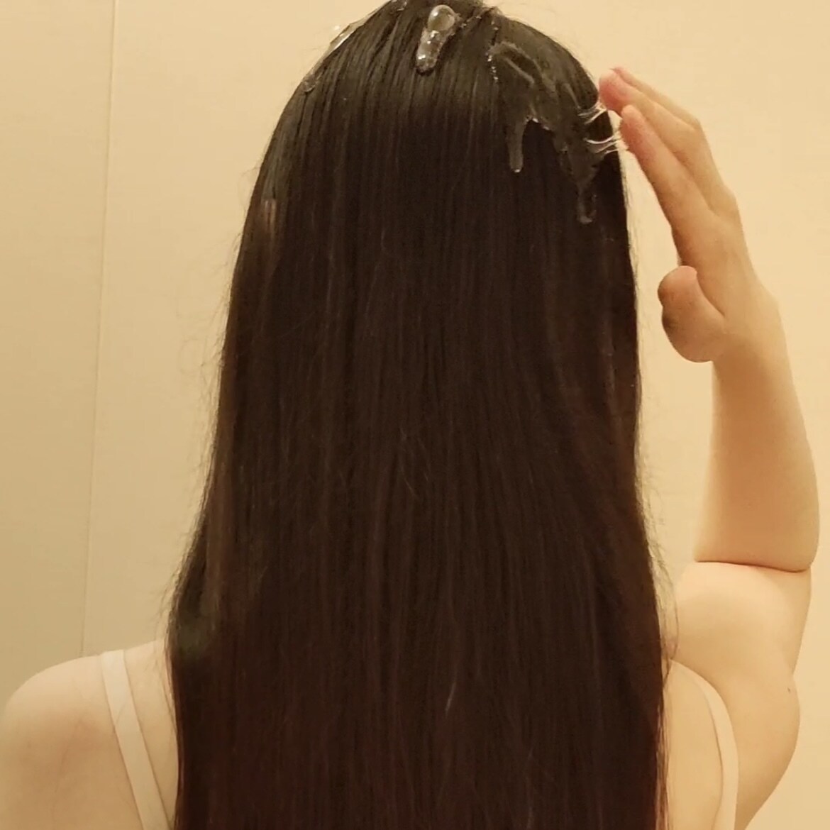 髪フェチ研究会💇🏻‍♀️by さくたん🌸「乾いた髪にぶっかけシャンプーです💞 腰までのサラサラロングヘアが泡だらけに☺️ 濡れ髪フェチ、洗髪フェチ、ロングヘアフェチさんにおすすめ✨」の投稿サムネイル