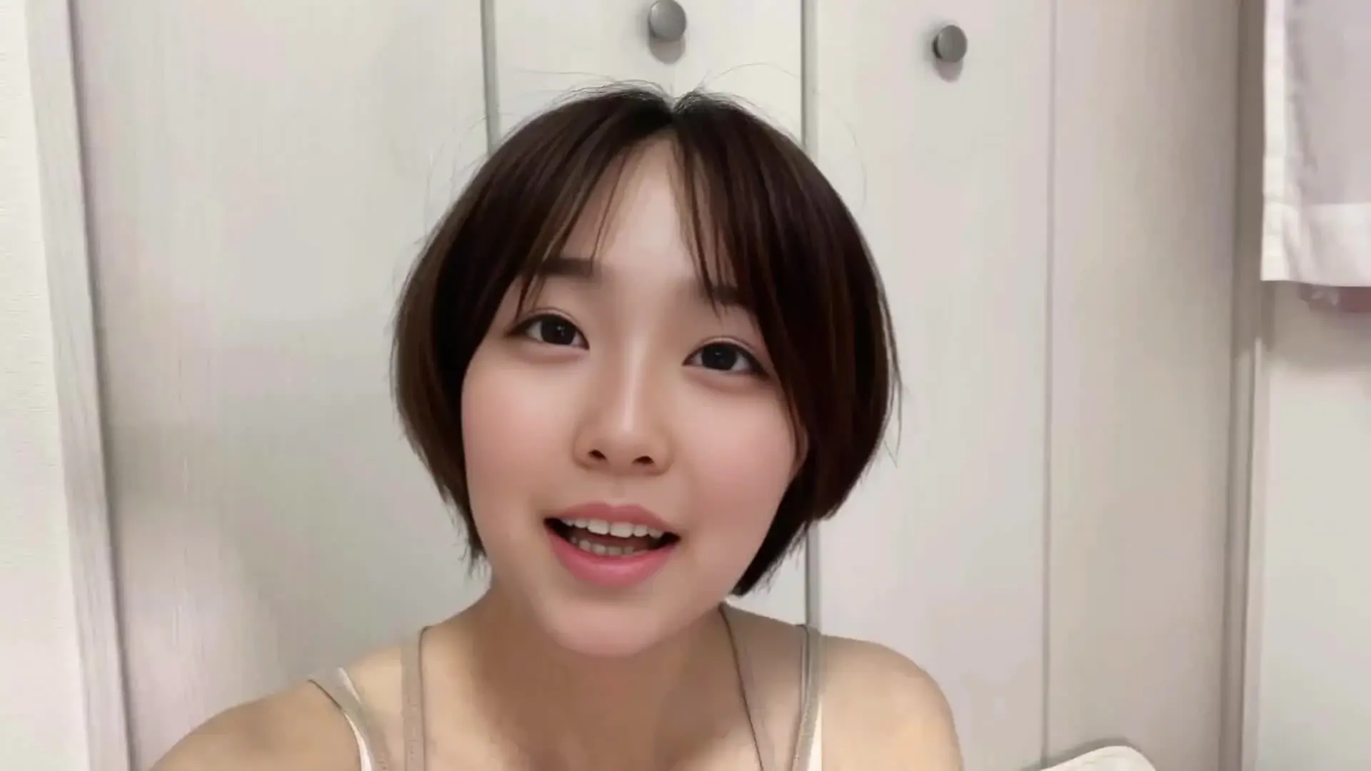 ももか🍑30代人妻「今回はフォロワーさんからプレゼントでいただいた可愛い下着を紹介します🩵✨ 実物を見た瞬間、思わず「可愛い！」って声が出ちゃいました🥰💕✨ ギンガムチェック柄にフ」の投稿サムネイル