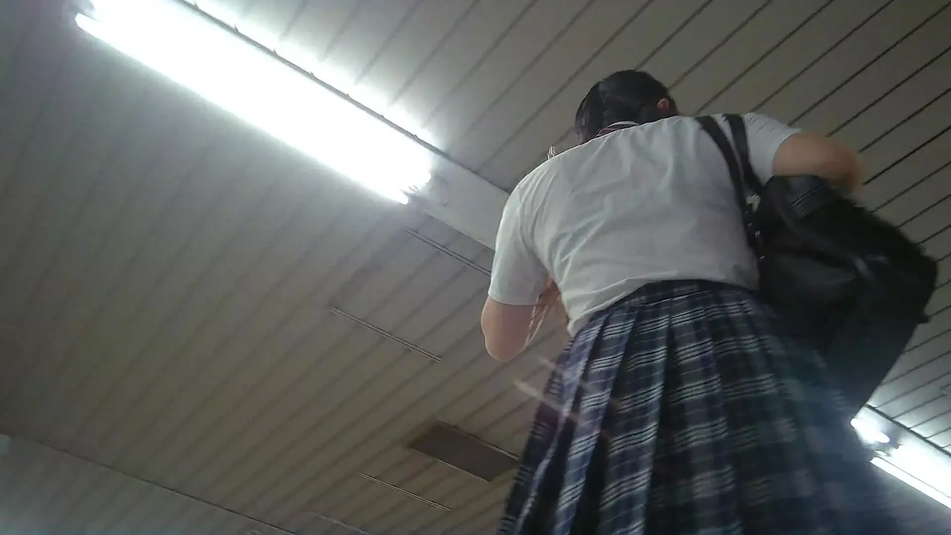 制服 ミニスカ逆さ撮り専門チャンネル「撮ってしまった05　同業者現る！同業者の撮影シーンも撮ってしまった…3人の生P粘着14分収録！」の投稿サムネイル