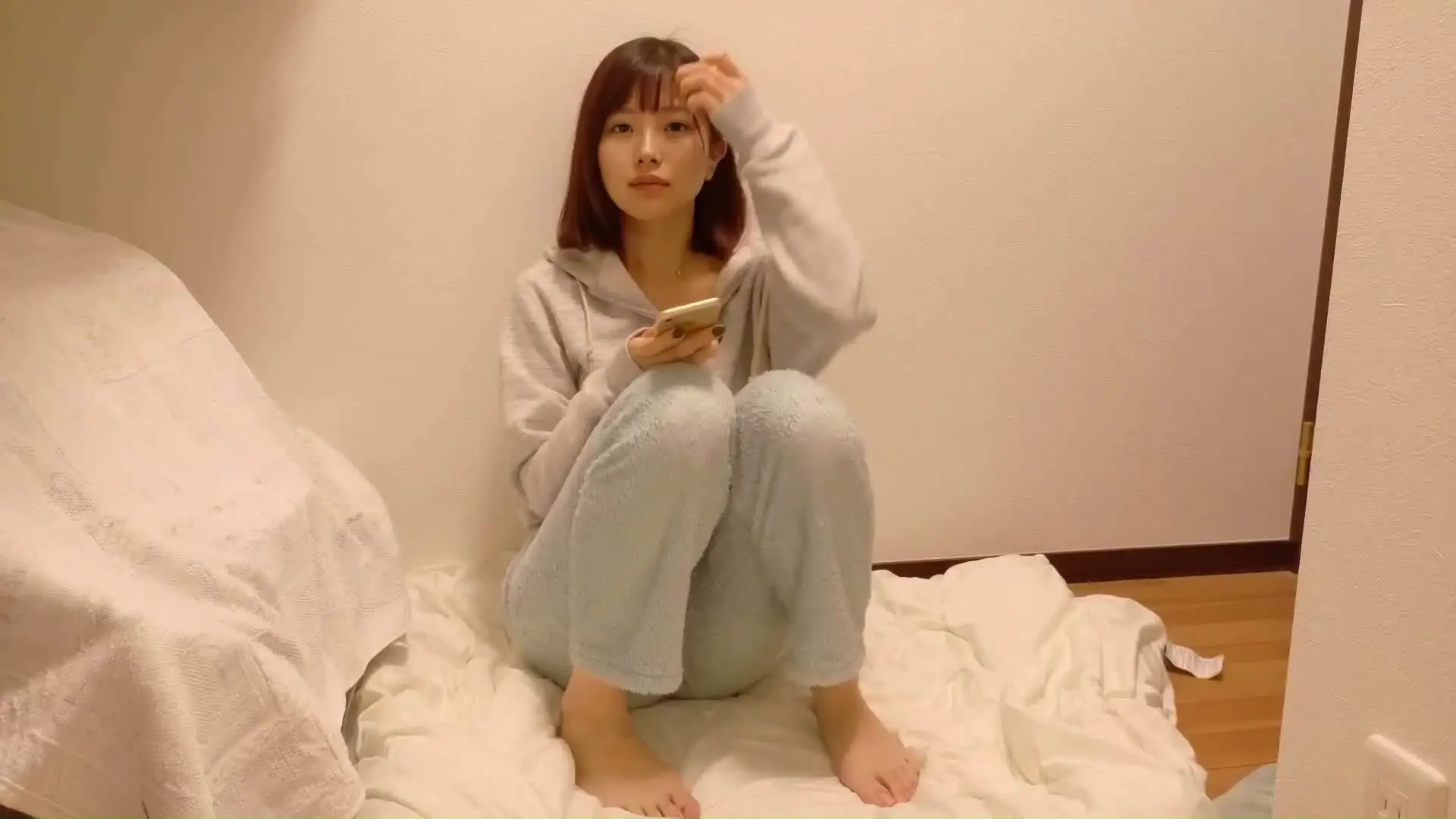 ゆい「初のノーカットオナニーです…🥺 （スマホでおかずを選んでるところだけ、ちょっとだけカットしてます） 下着越しでやるの、思ったより気持ちよくて……」の投稿サムネイル