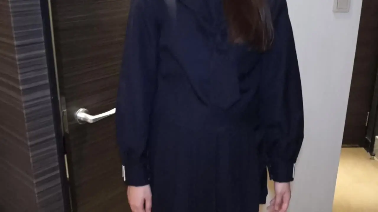 はる｜リアル制服×着衣フェチ「東京の有名女子校・川〇学〇の特徴的な冬セーラー服を纏った清楚系美女。」の投稿サムネイル