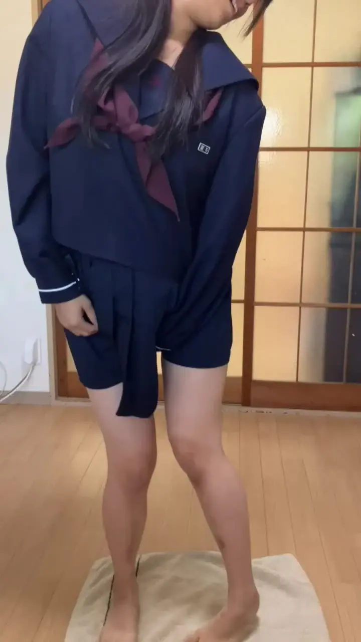 はる｜リアル制服×着衣フェチ「セーラー服でパンツのまま限界おもらし。熊〇県の某公立校セーラー服（冬）を着たまま、おしっこが我慢できなくなり、立ったまま大量放尿。卑猥なシミがグレーのパンティに」の投稿サムネイル