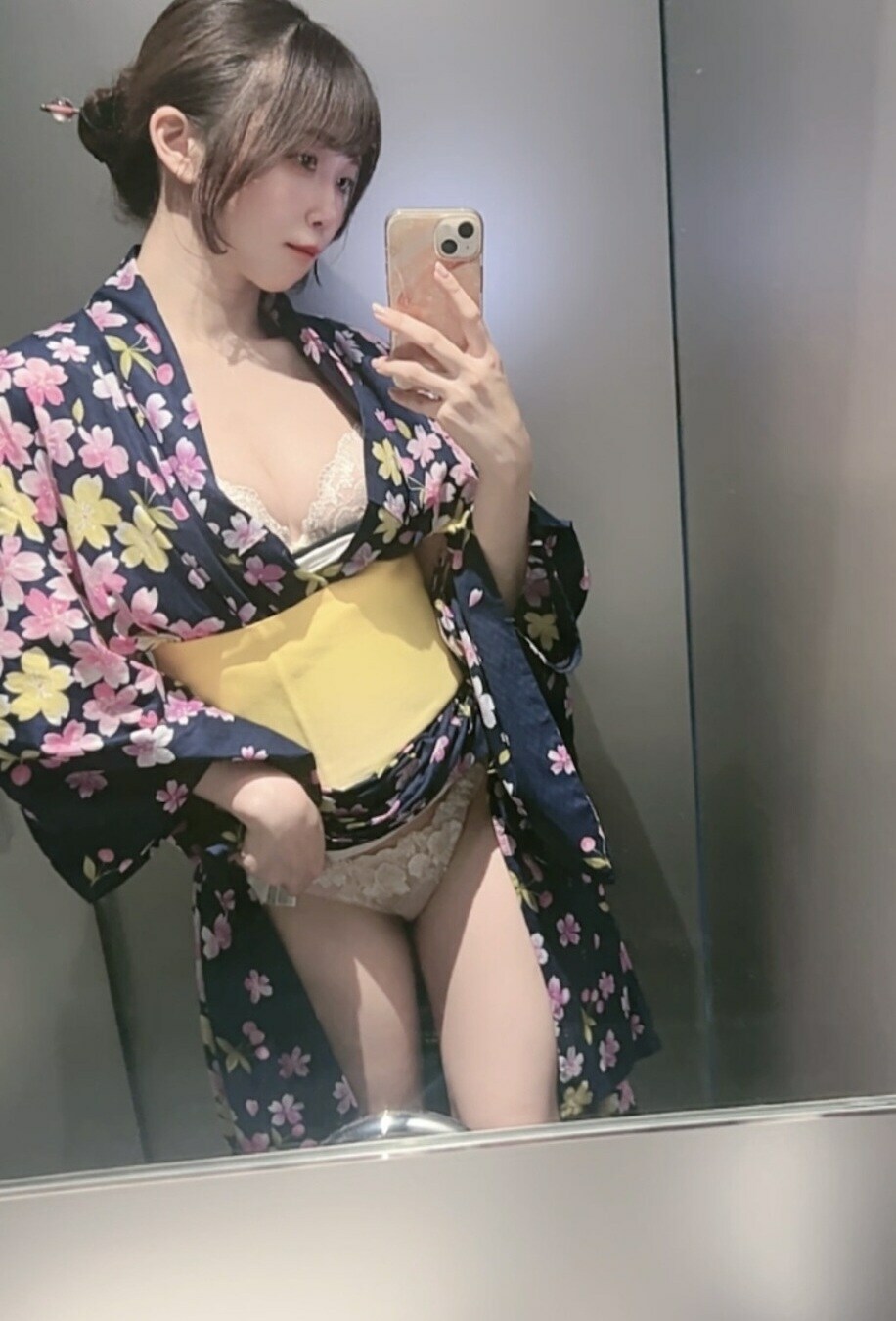 りさ「ちょっとエッチな自撮り写真♡」の投稿サムネイル