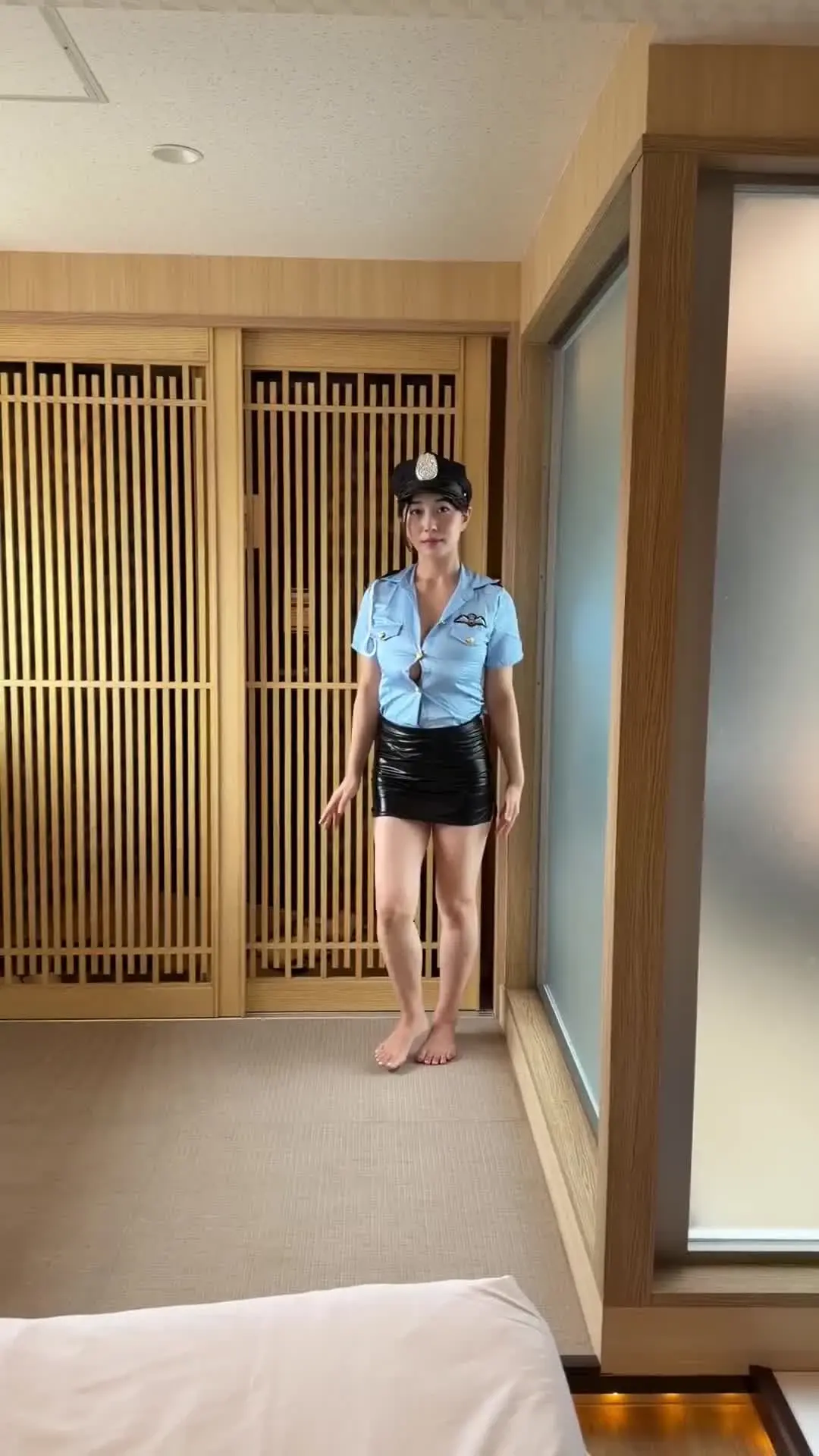 Hカップ人妻ゆみ「【いいねしてね♡】婦人警官のコスプレしました// おっぱいが制服に入りきらなかっ」の投稿サムネイル