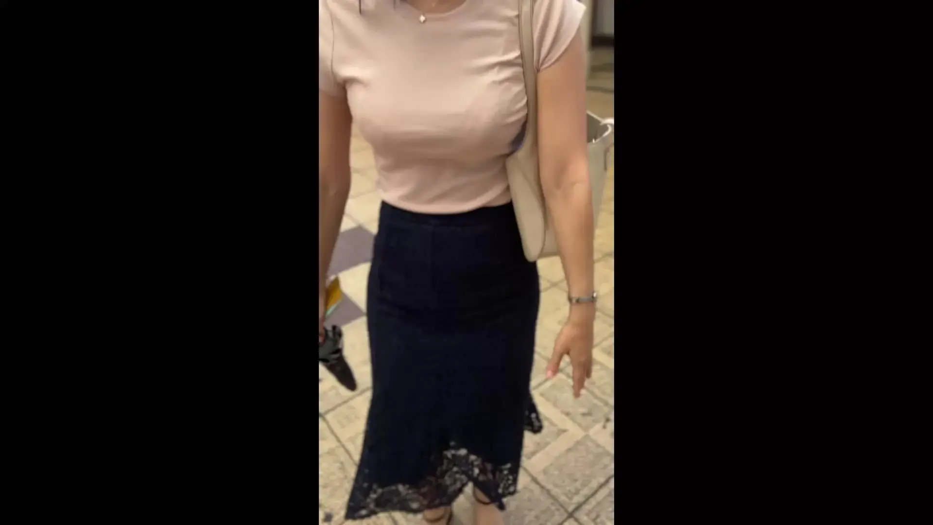 【素人ハメ撮り屋】トンズラ「カップル垢の奥さん、旦那に内緒でベランダ露出編。 カップル垢で旦那ハメ撮り、NTR企画もやってる“淫乱妻”が、旦那に内緒で真昼間から浮気チンポとラブホ即ハメ。」の投稿サムネイル