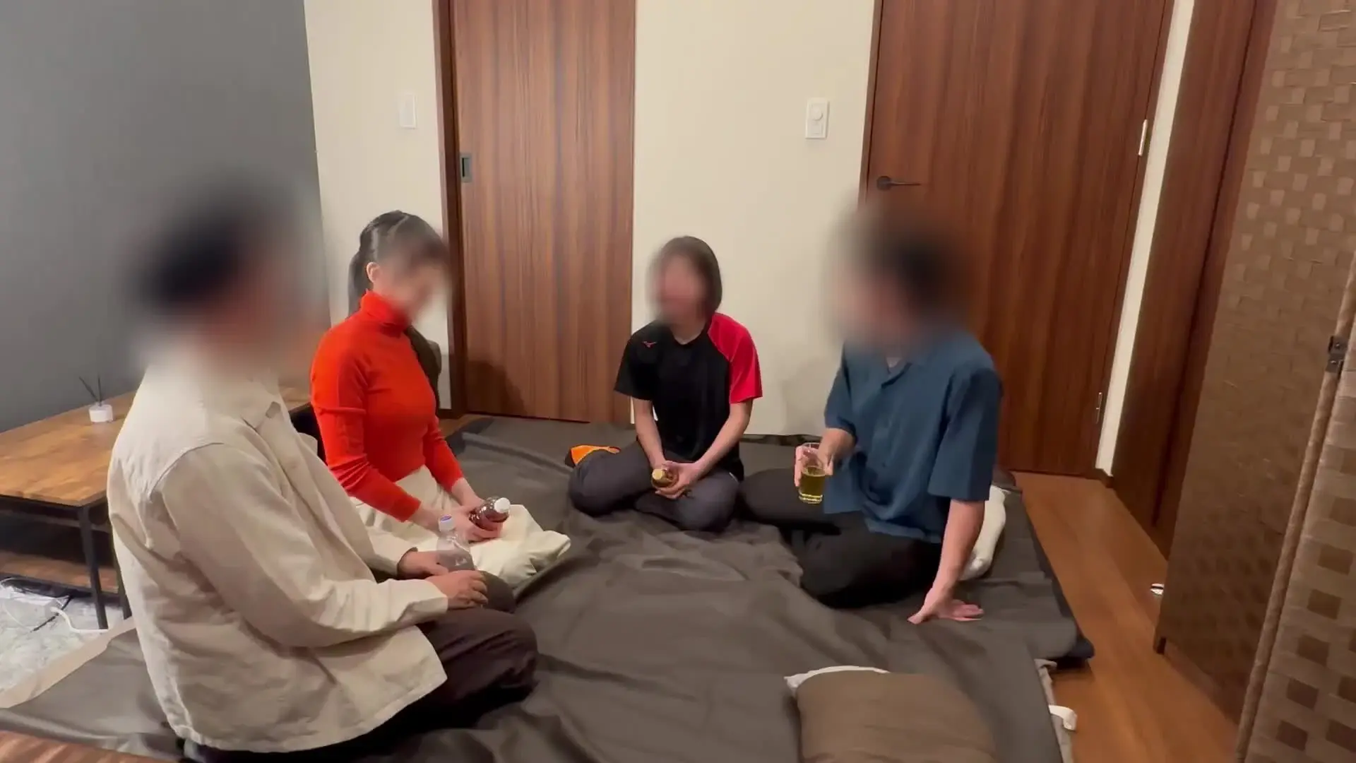 アスリートの彼女「今回の動画も激ヤバです！ 強豪陸上部JDのうちの彼女と美人教員✖️人妻のあいこ先生のコラボ4Pスワッピング動画になります。 過去一度だけやったことがあるスワッピ」の投稿サムネイル