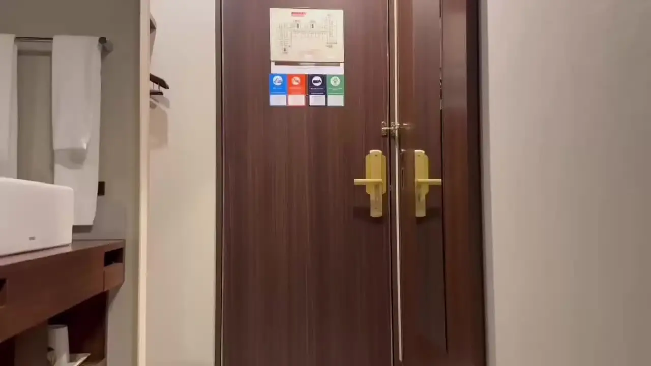 【巨乳　主観動画】じじのハメ撮り日記「イケメン彼氏をソファに縛り付けてHカップの可愛い彼女を目の前で寝取りました」の投稿サムネイル