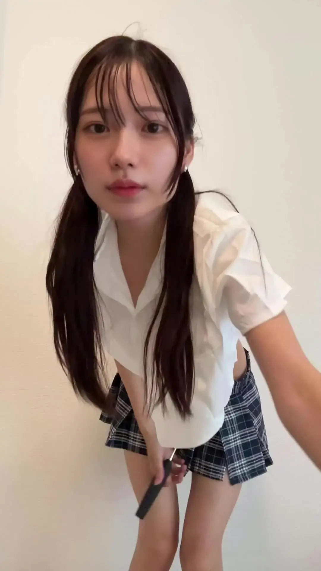 OLももか⛳️元アスリートの裏アカ「お疲れ様です、ももかです。 今回は学生っぽいコスプレ衣装を着ながら、オナニーしています。 恥ずかしいけど、じっくり見てください。」の投稿サムネイル